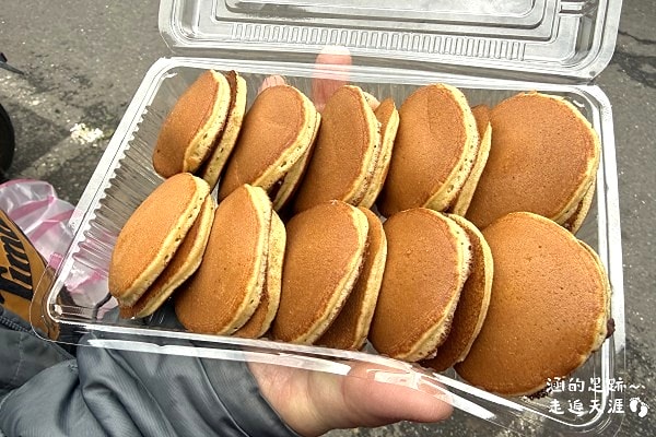 [北投美食] 駱小姐銅鑼燒 ~ 北投市場超人氣銅板美食，現做銅鑼燒銅板價，好吃又便宜，在地人推薦!