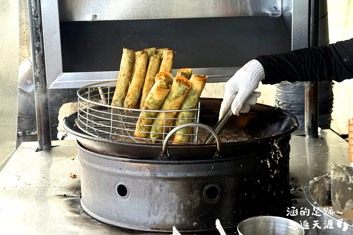 [宜蘭在地美食] 龍潭 – 春捲伯 ~ 超人氣在地銅板美食，便宜好吃的現炸春捲、蝦餅，現炸春捲一條只要$25元，料多實在