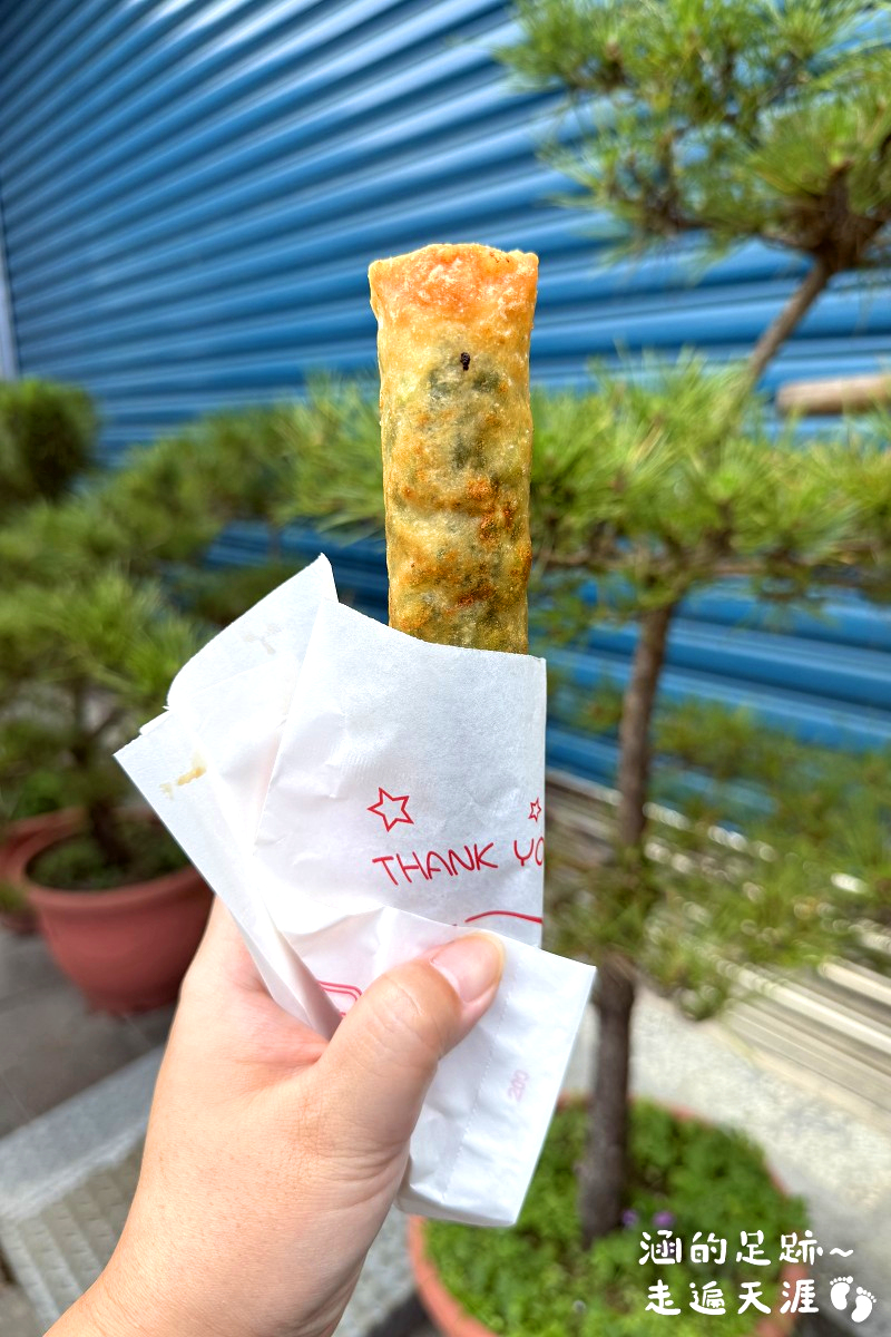 [宜蘭在地美食] 龍潭 – 春捲伯 ~ 超人氣在地銅板美食，便宜好吃的現炸春捲、蝦餅，現炸春捲一條只要$25元，料多實在