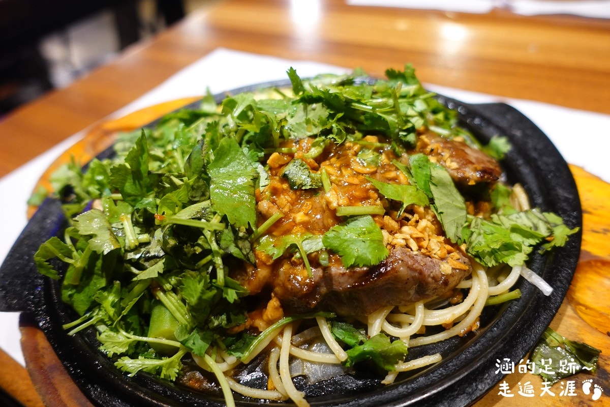 [宜蘭美食] 來來牛排 ~ 宜蘭超人氣牛排館，有特色的蒜酥牛排，套餐份量大，加麵不加價