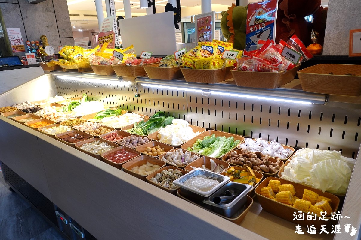 [士林火鍋] 肉多多火鍋 (天母新光三越店) ~ 平假日不限時，期間限定$299輕量級套餐，$268打卡升級術，蔬食自助吧吃到飽，CP值爆高!