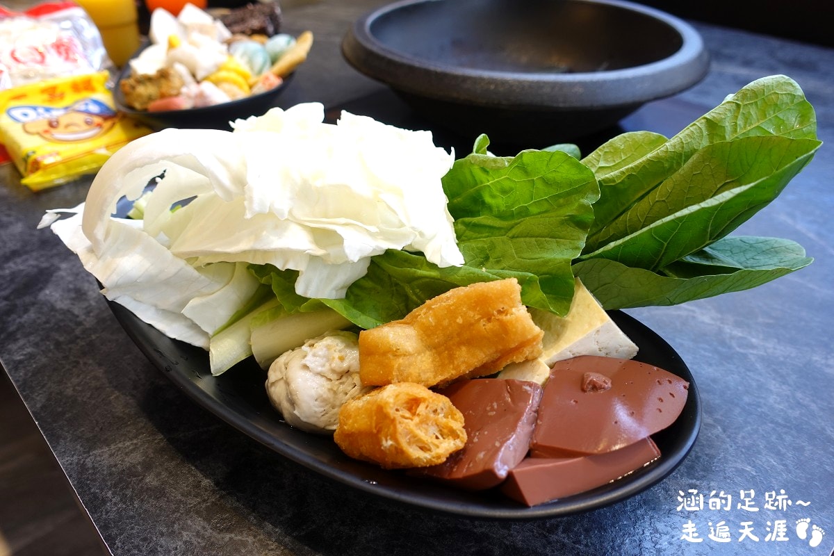 [士林火鍋] 肉多多火鍋 (天母新光三越店) ~ 平假日不限時，期間限定$299輕量級套餐，$268打卡升級術，蔬食自助吧吃到飽，CP值爆高!