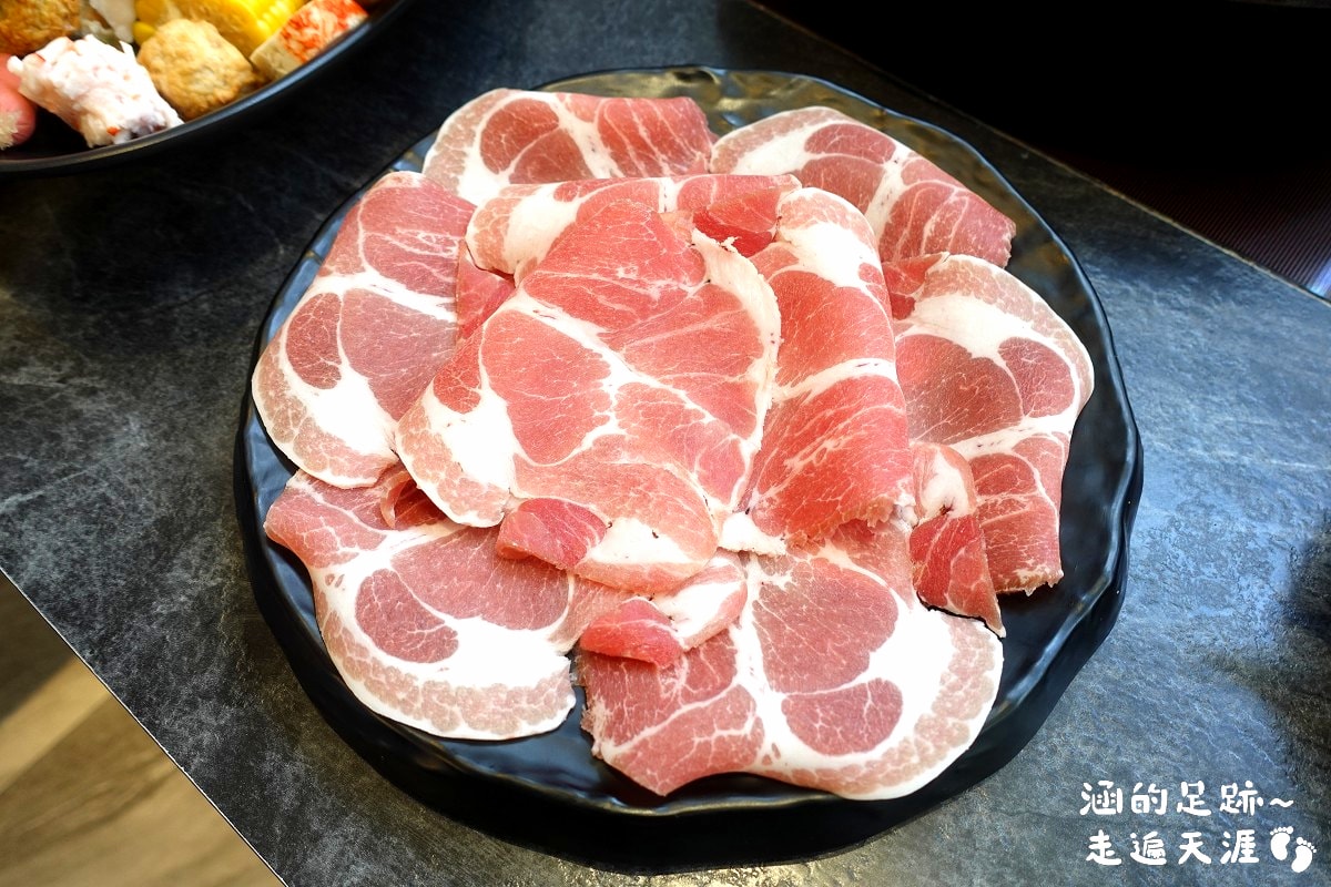 [士林火鍋] 肉多多火鍋 (天母新光三越店) ~ 平假日不限時，期間限定$299輕量級套餐，$268打卡升級術，蔬食自助吧吃到飽，CP值爆高!