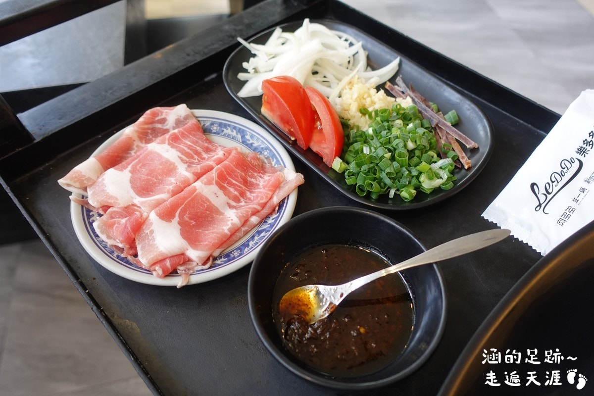 [士林火鍋] 肉多多火鍋 (天母新光三越店) ~ 平假日不限時，期間限定$299輕量級套餐，$268打卡升級術，蔬食自助吧吃到飽，CP值爆高!