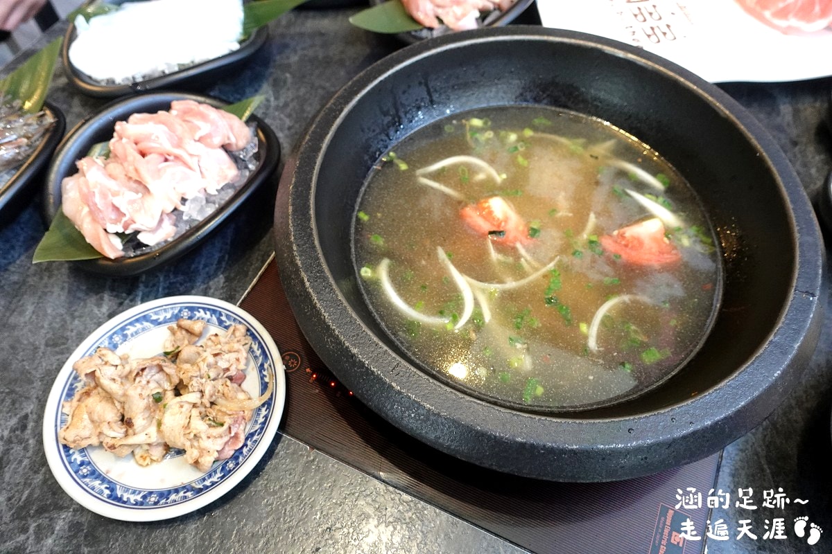 [士林火鍋] 肉多多火鍋 (天母新光三越店) ~ 平假日不限時，期間限定$299輕量級套餐，$268打卡升級術，蔬食自助吧吃到飽，CP值爆高!