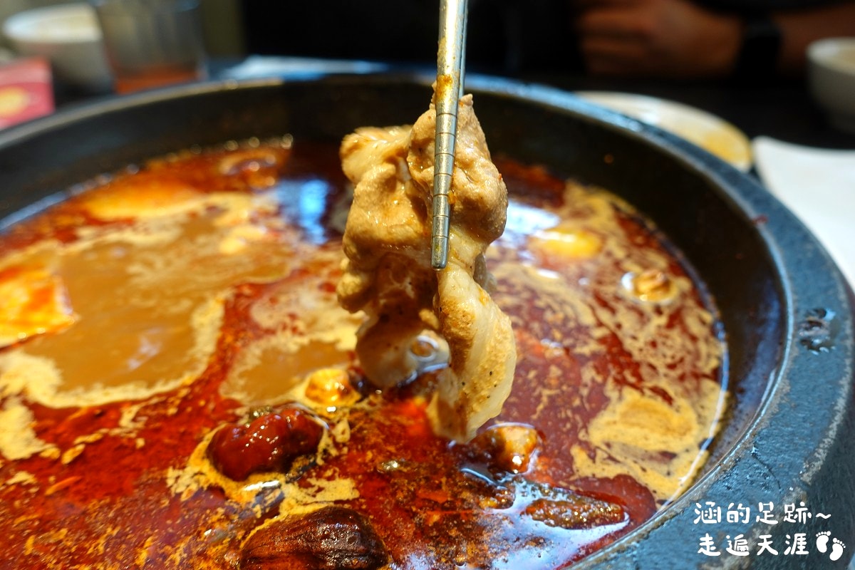 [士林火鍋] 肉多多火鍋 (天母新光三越店) ~ 平假日不限時，期間限定$299輕量級套餐，$268打卡升級術，蔬食自助吧吃到飽，CP值爆高!