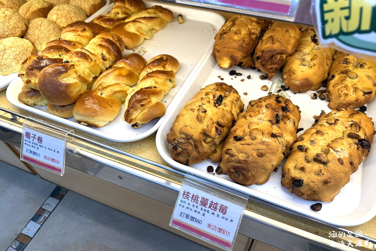 [宜蘭伴手禮] 奕順軒 ~ 奕順軒不是只有奶凍捲，奕順軒的麵包便宜好吃，料多實在，一個只要$28元起，CP值超高!
