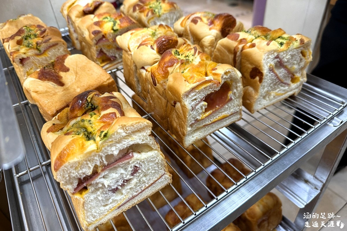 [宜蘭伴手禮] 奕順軒 ~ 奕順軒不是只有奶凍捲，奕順軒的麵包便宜好吃，料多實在，一個只要$28元起，CP值超高!