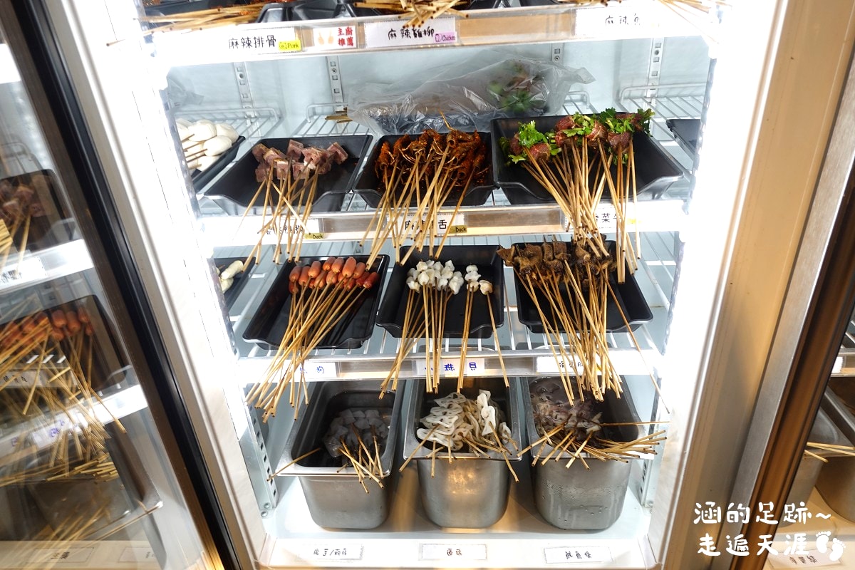 [西門町美食] 有點辣正宗麻辣串串鍋 ~ 道地四川麻辣鍋，串串種類多一串只要$10元，西門町麻辣鍋推薦