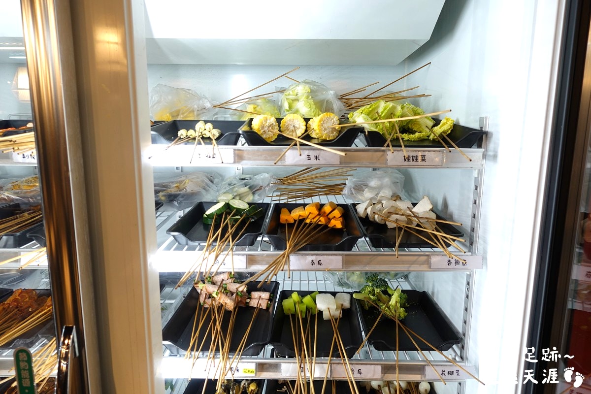 [西門町美食] 有點辣正宗麻辣串串鍋 ~ 道地四川麻辣鍋，串串種類多一串只要$10元，西門町麻辣鍋推薦