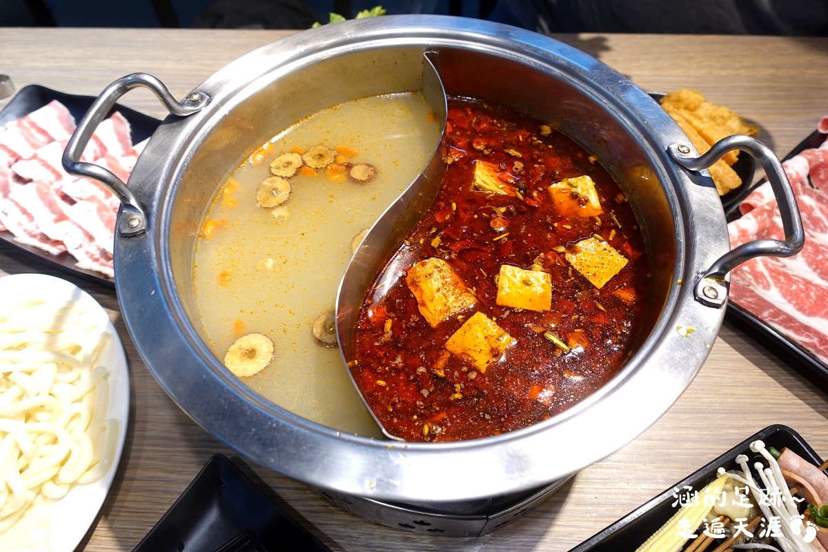 [西門町美食] 有點辣正宗麻辣串串鍋 ~ 道地四川麻辣鍋，串串種類多一串只要$10元，西門町麻辣鍋推薦