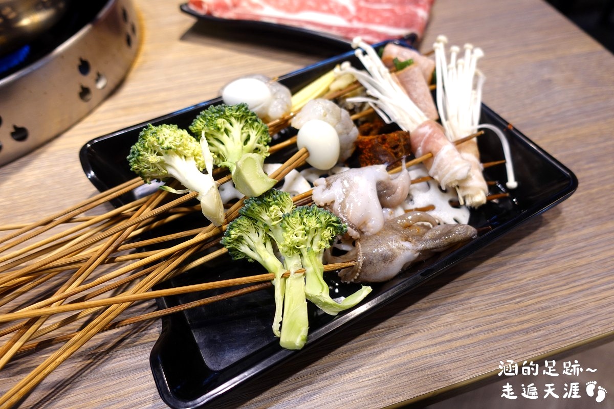 [西門町美食] 有點辣正宗麻辣串串鍋 ~ 道地四川麻辣鍋，串串種類多一串只要$10元，西門町麻辣鍋推薦