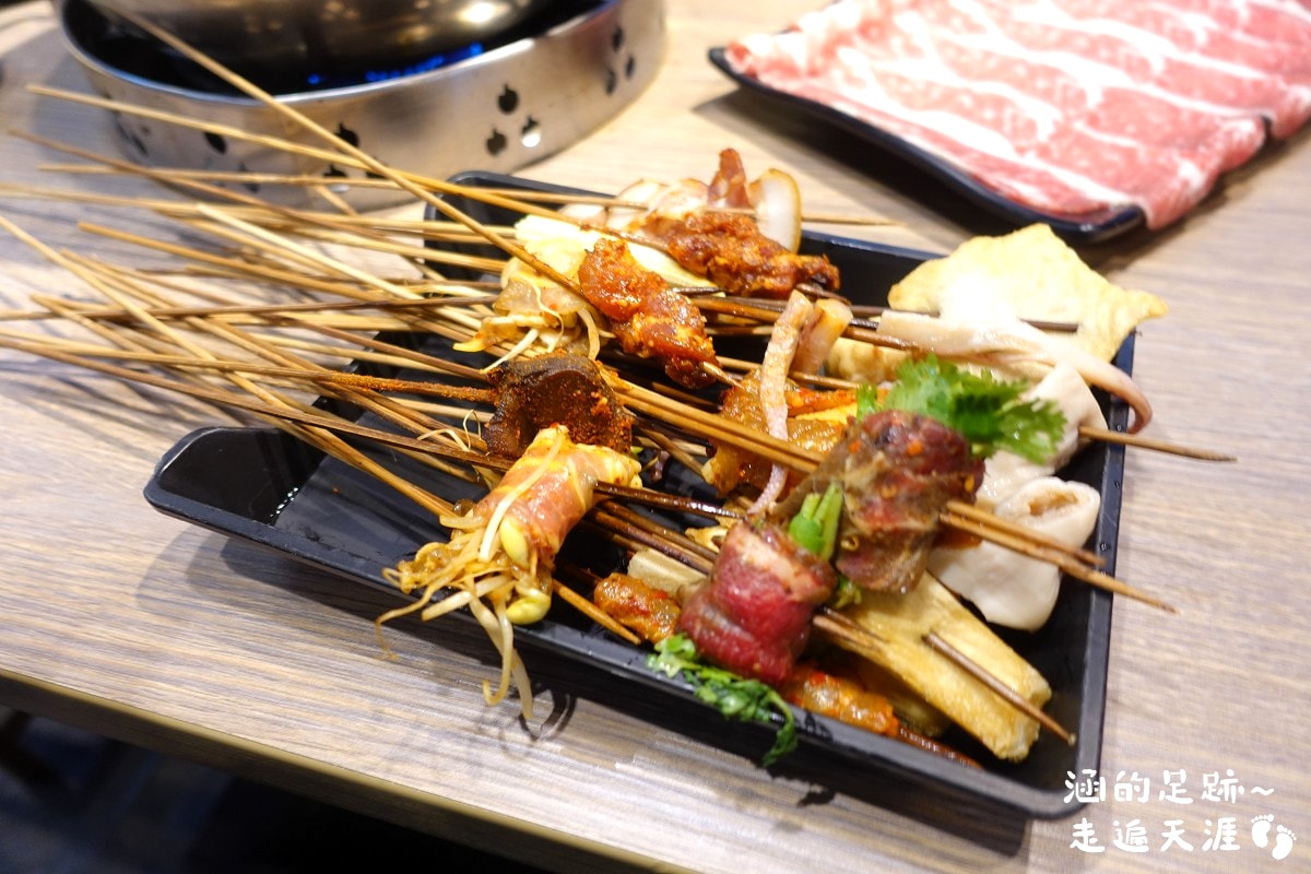 [西門町美食] 有點辣正宗麻辣串串鍋 ~ 道地四川麻辣鍋，串串種類多一串只要$10元，西門町麻辣鍋推薦