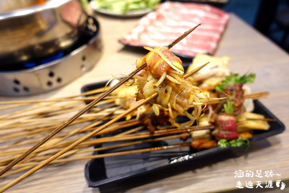 [西門町美食] 有點辣正宗麻辣串串鍋 ~ 道地四川麻辣鍋，串串種類多一串只要$10元，西門町麻辣鍋推薦