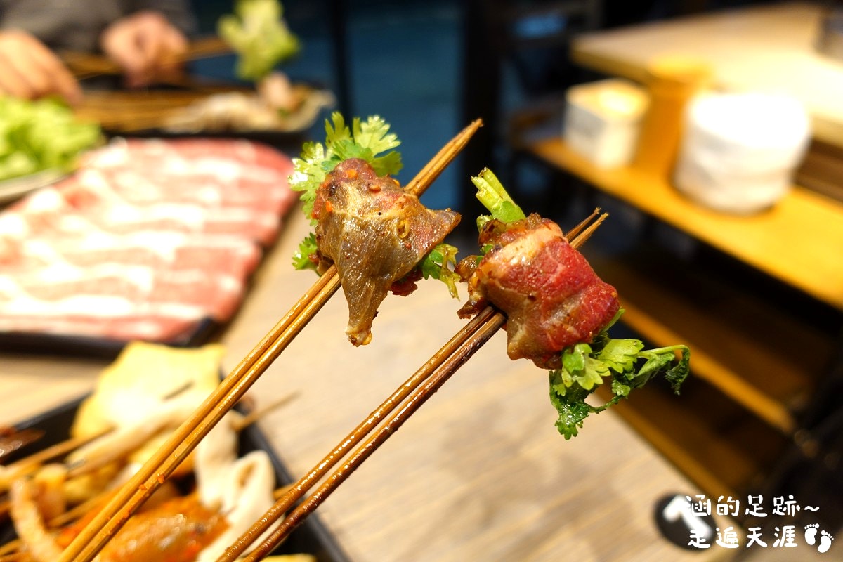 [西門町美食] 有點辣正宗麻辣串串鍋 ~ 道地四川麻辣鍋，串串種類多一串只要$10元，西門町麻辣鍋推薦