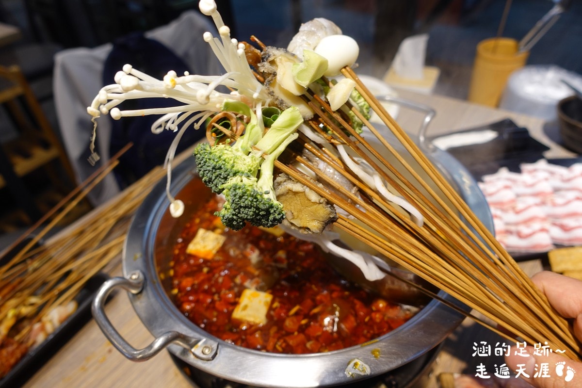 [西門町美食] 有點辣正宗麻辣串串鍋 ~ 道地四川麻辣鍋，串串種類多一串只要$10元，西門町麻辣鍋推薦