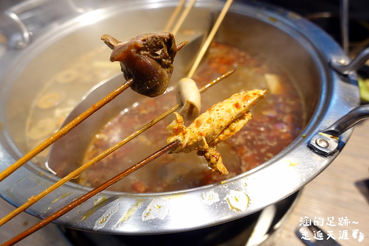 [西門町美食] 有點辣正宗麻辣串串鍋 ~ 道地四川麻辣鍋，串串種類多一串只要$10元，西門町麻辣鍋推薦