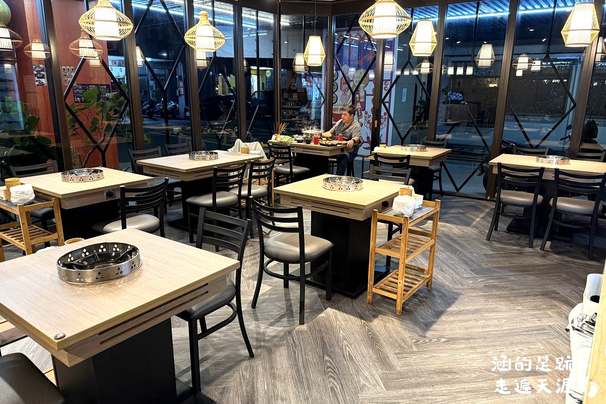 [西門町美食] 有點辣正宗麻辣串串鍋 ~ 道地四川麻辣鍋，串串種類多一串只要$10元，西門町麻辣鍋推薦