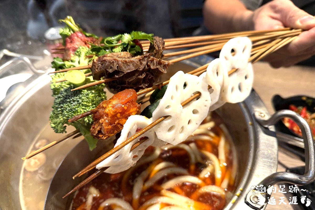 [西門町美食] 有點辣正宗麻辣串串鍋 ~ 道地四川麻辣鍋，串串種類多一串只要$10元，西門町麻辣鍋推薦
