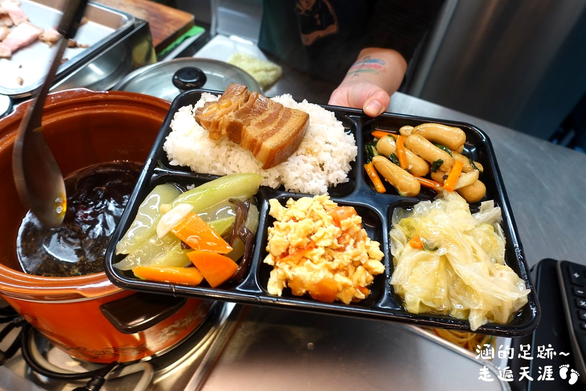 [中山區小吃] 魯肉財 ~ 傳承三代魯肉飯，好吃的雞魯飯、紅燒肉，便當菜色豐富，用餐環境很舒適
