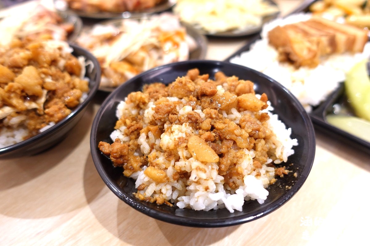 [中山區小吃] 魯肉財 ~ 傳承三代魯肉飯，好吃的雞魯飯、紅燒肉，便當菜色豐富，用餐環境很舒適