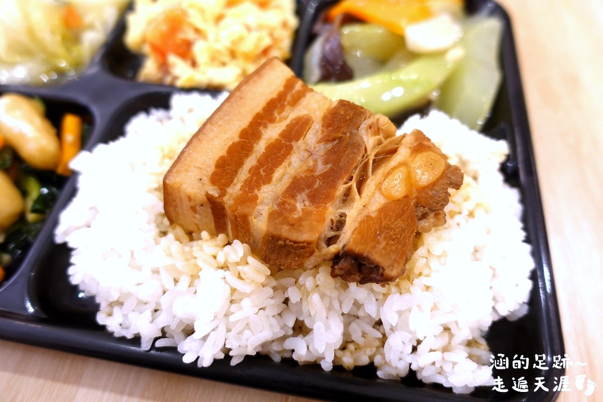 [中山區小吃] 魯肉財 ~ 傳承三代魯肉飯，好吃的雞魯飯、紅燒肉，便當菜色豐富，用餐環境很舒適