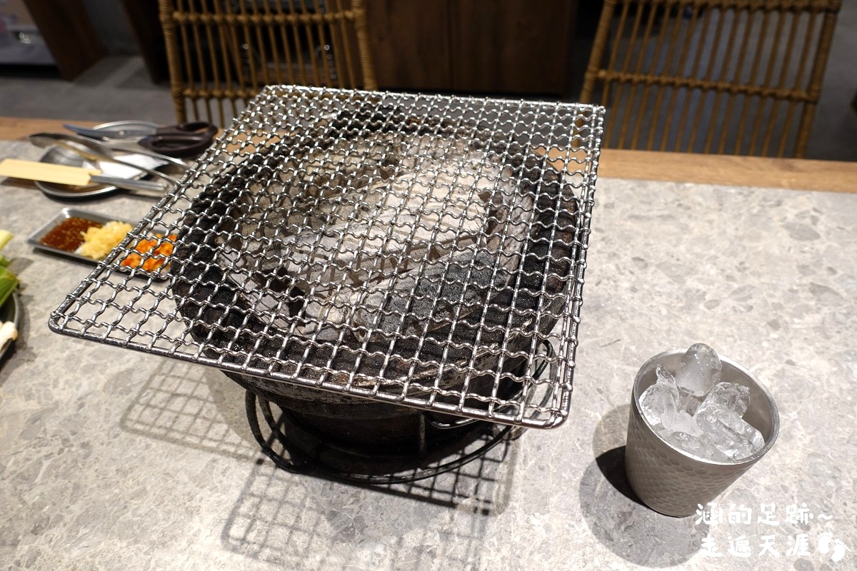 [宜蘭燒肉吃到飽] 春日里炭火燒肉·放題 ~ 食材超豐富，牛肉、海鮮品質極佳! 無骨牛小排、澳洲和牛、蒜香生蠔、鮑魚、干貝、胭脂蝦、天使紅蝦、雞佛，CP值超高!