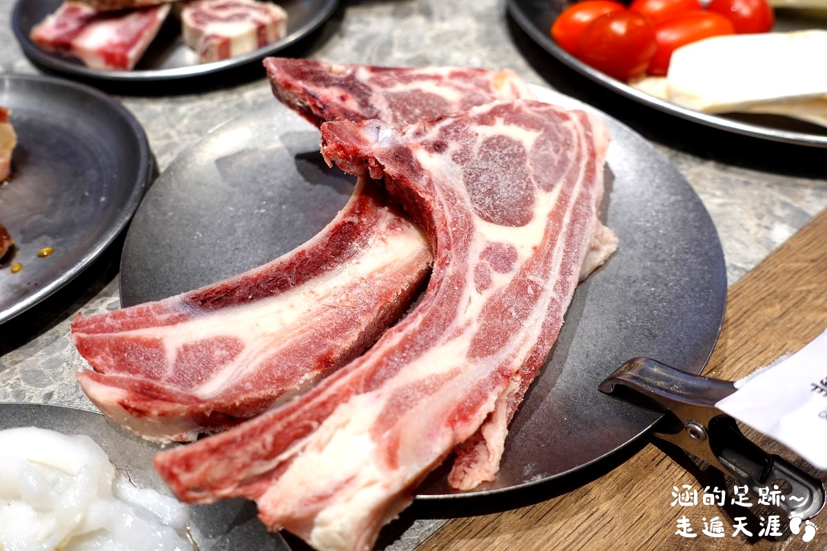 [宜蘭燒肉吃到飽] 春日里炭火燒肉·放題 ~ 食材超豐富，牛肉、海鮮品質極佳! 無骨牛小排、澳洲和牛、蒜香生蠔、鮑魚、干貝、胭脂蝦、天使紅蝦、雞佛，CP值超高!