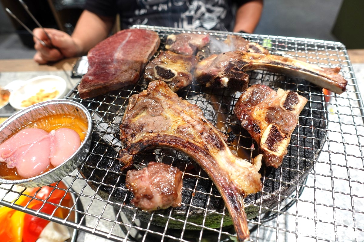 [宜蘭燒肉吃到飽] 春日里炭火燒肉·放題 ~ 食材超豐富，牛肉、海鮮品質極佳! 無骨牛小排、澳洲和牛、蒜香生蠔、鮑魚、干貝、胭脂蝦、天使紅蝦、雞佛，CP值超高!