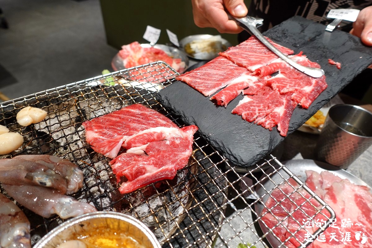 [宜蘭燒肉吃到飽] 春日里炭火燒肉·放題 ~ 食材超豐富，牛肉、海鮮品質極佳! 無骨牛小排、澳洲和牛、蒜香生蠔、鮑魚、干貝、胭脂蝦、天使紅蝦、雞佛，CP值超高!