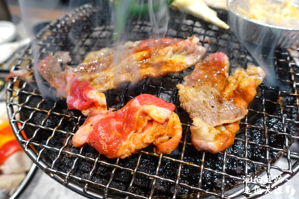 [宜蘭燒肉吃到飽] 春日里炭火燒肉·放題 ~ 食材超豐富，牛肉、海鮮品質極佳! 無骨牛小排、澳洲和牛、蒜香生蠔、鮑魚、干貝、胭脂蝦、天使紅蝦、雞佛，CP值超高!