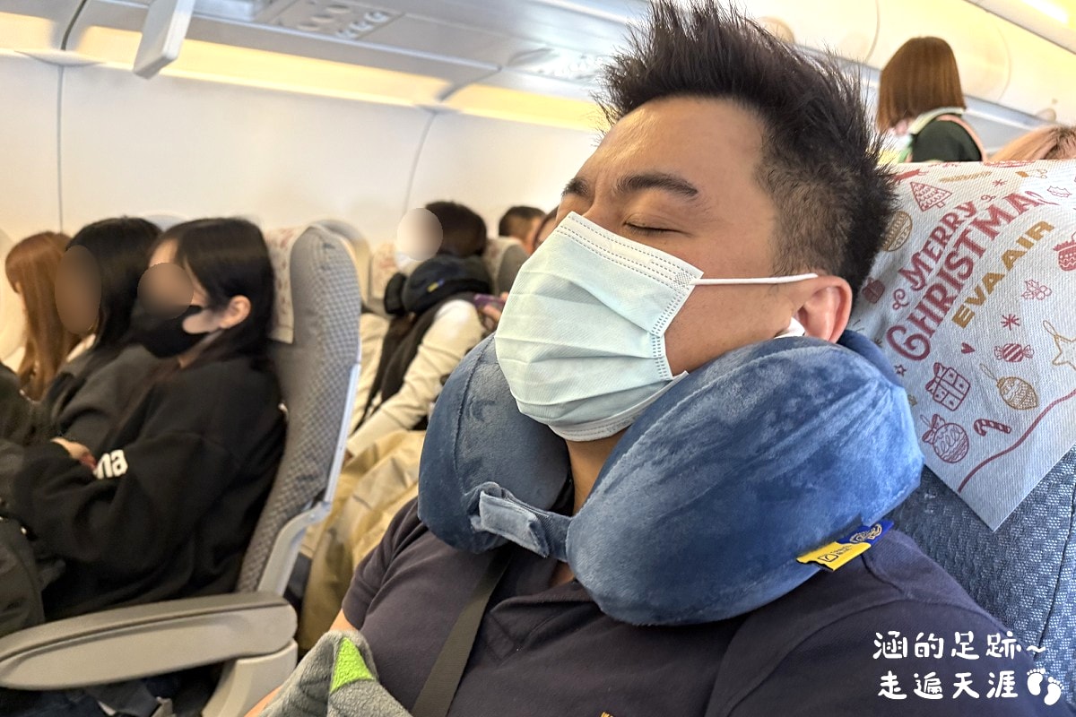 [旅行好物] Travel Blue 藍旅旅途有型禮盒 ~ 超值旅行組，坐飛機必備寧靜頸枕、親膚烤漆斜背包、全套舒眠配件 (文內有8折優惠連結)