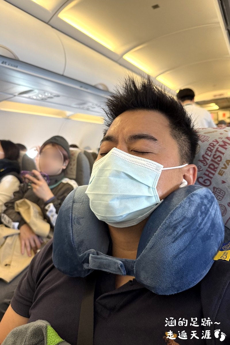 [旅行好物] Travel Blue 藍旅旅途有型禮盒 ~ 超值旅行組，坐飛機必備寧靜頸枕、親膚烤漆斜背包、全套舒眠配件 (文內有8折優惠連結)