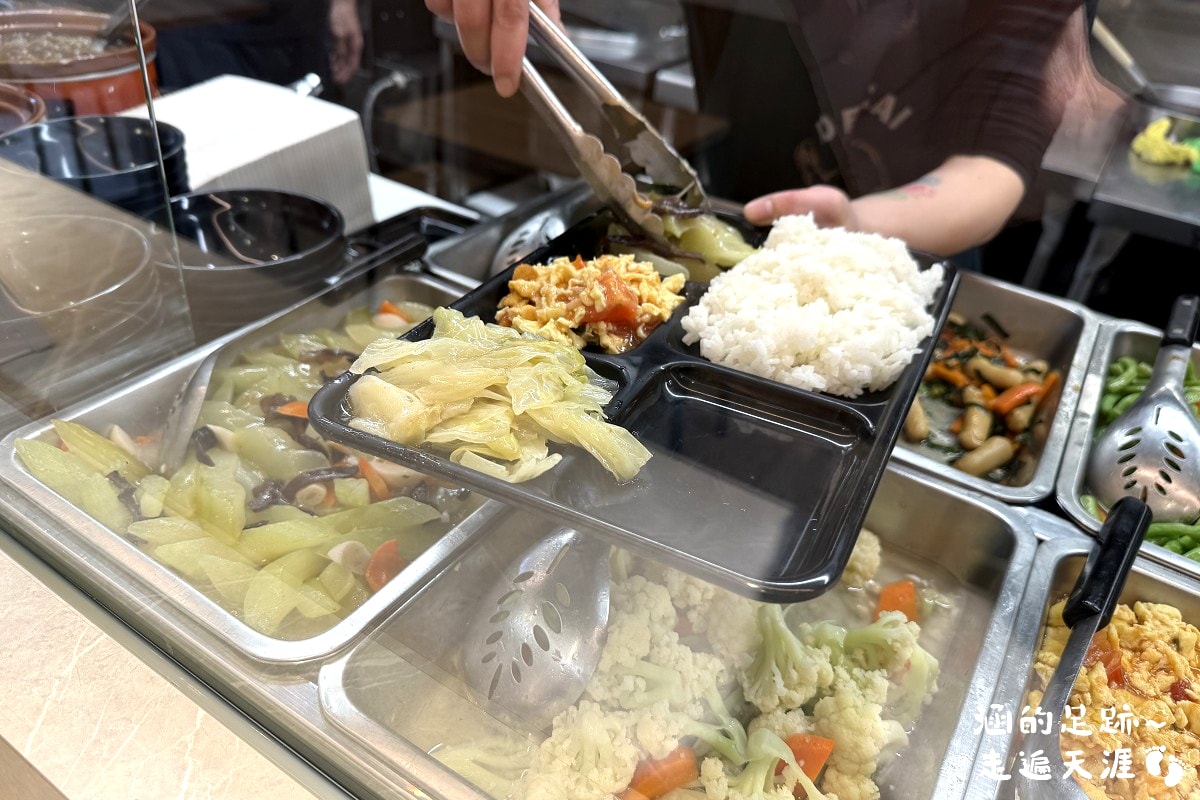 [中山區小吃] 魯肉財 ~ 傳承三代魯肉飯，好吃的雞魯飯、紅燒肉，便當菜色豐富，用餐環境很舒適