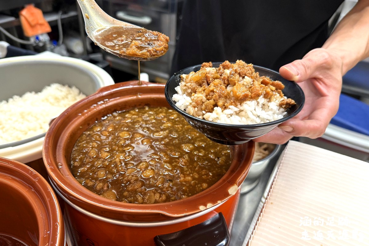 [中山區小吃] 魯肉財 ~ 傳承三代魯肉飯，好吃的雞魯飯、紅燒肉，便當菜色豐富，用餐環境很舒適