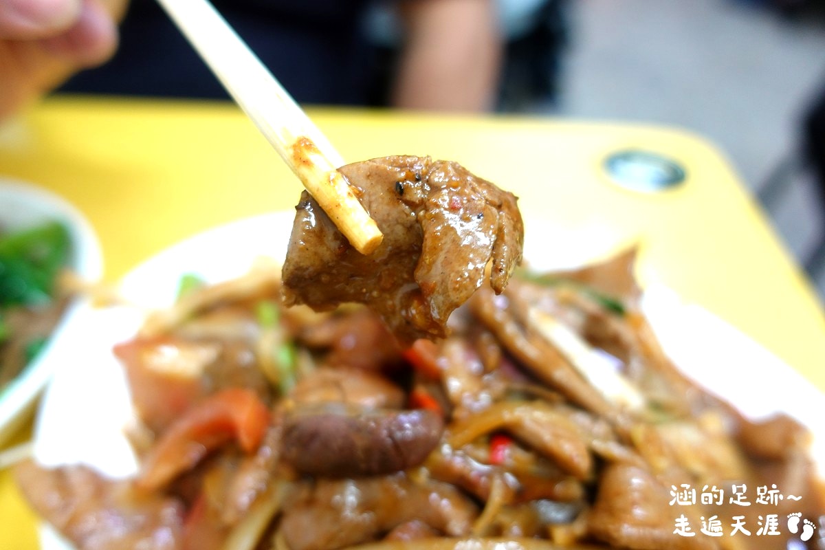 [萬華美食] 郭家炒牛肉 ~ 香氣十足炒牛肉，料多可免費續湯的牛雜湯，華西街觀光夜市超人氣排隊名店