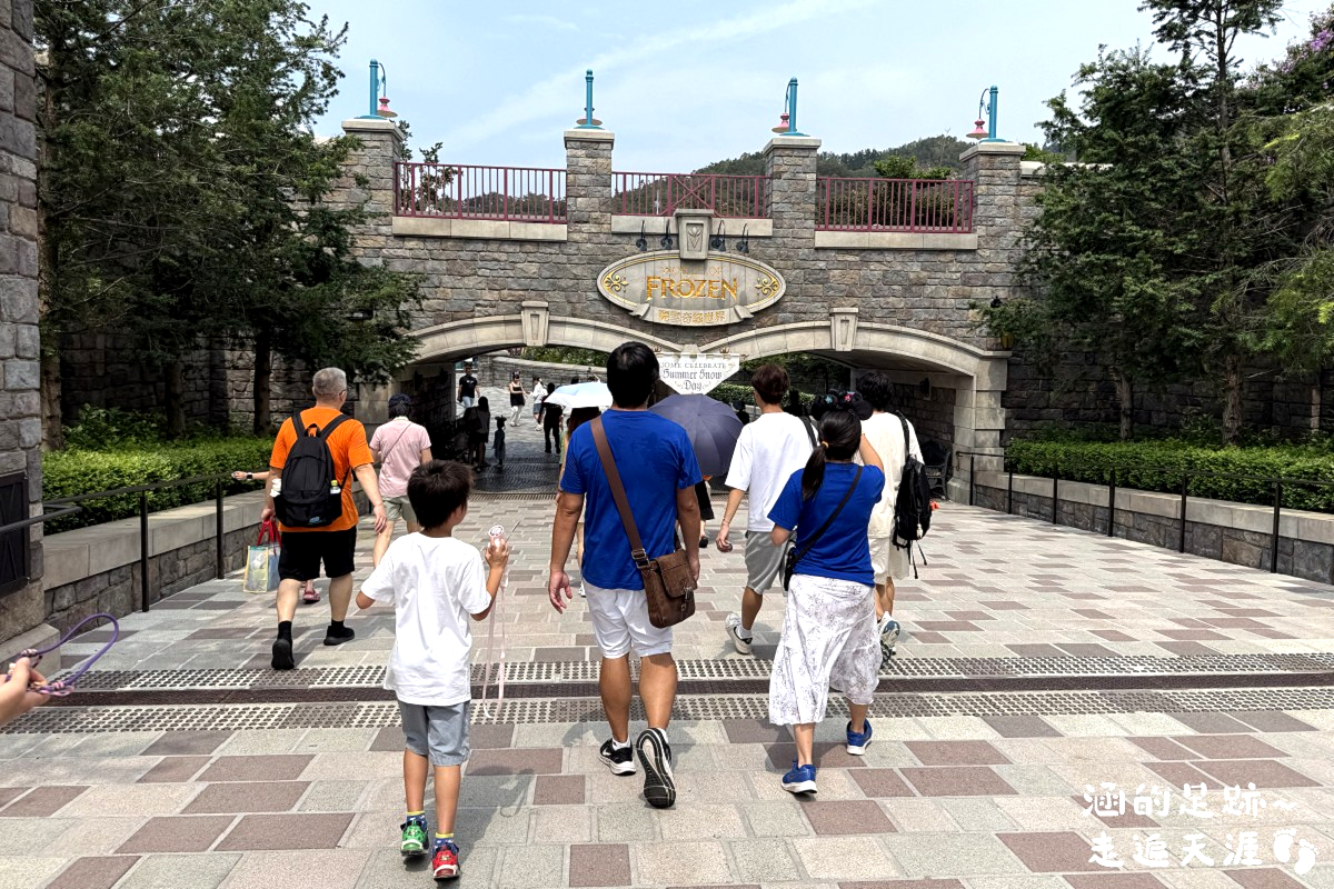 [香港] 香港迪士尼樂園 ~ 園區必玩設施、遊行、精彩迪士尼星夢光影之旅、餐廳、住宿，香港迪士尼攻略
