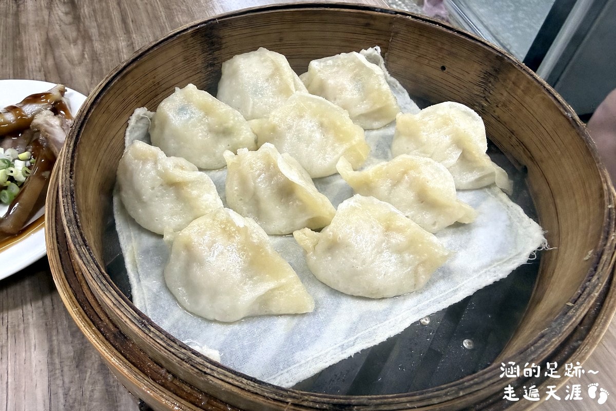 [北投美食] 一心餃子牛肉麵專賣店 ~手工擀的餃子皮，好吃的蒸餃、水餃，現點現煮酸辣湯，北投在地老店
