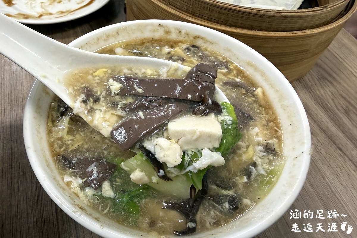 [北投美食] 一心餃子牛肉麵專賣店 ~手工擀的餃子皮，好吃的蒸餃、水餃，現點現煮酸辣湯，北投在地老店