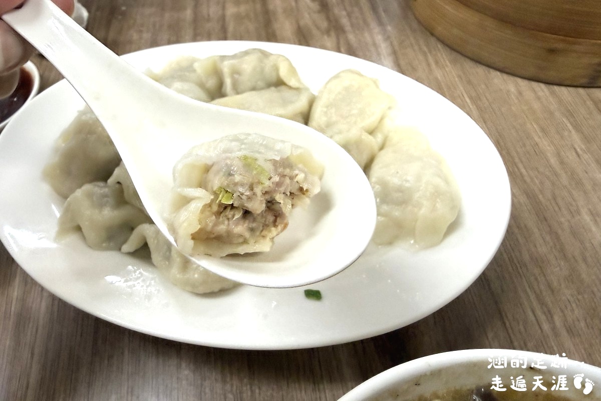 [北投美食] 一心餃子牛肉麵專賣店 ~手工擀的餃子皮，好吃的蒸餃、水餃，現點現煮酸辣湯，北投在地老店