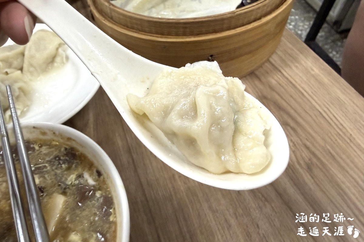 [北投美食] 一心餃子牛肉麵專賣店 ~手工擀的餃子皮，好吃的蒸餃、水餃，現點現煮酸辣湯，北投在地老店
