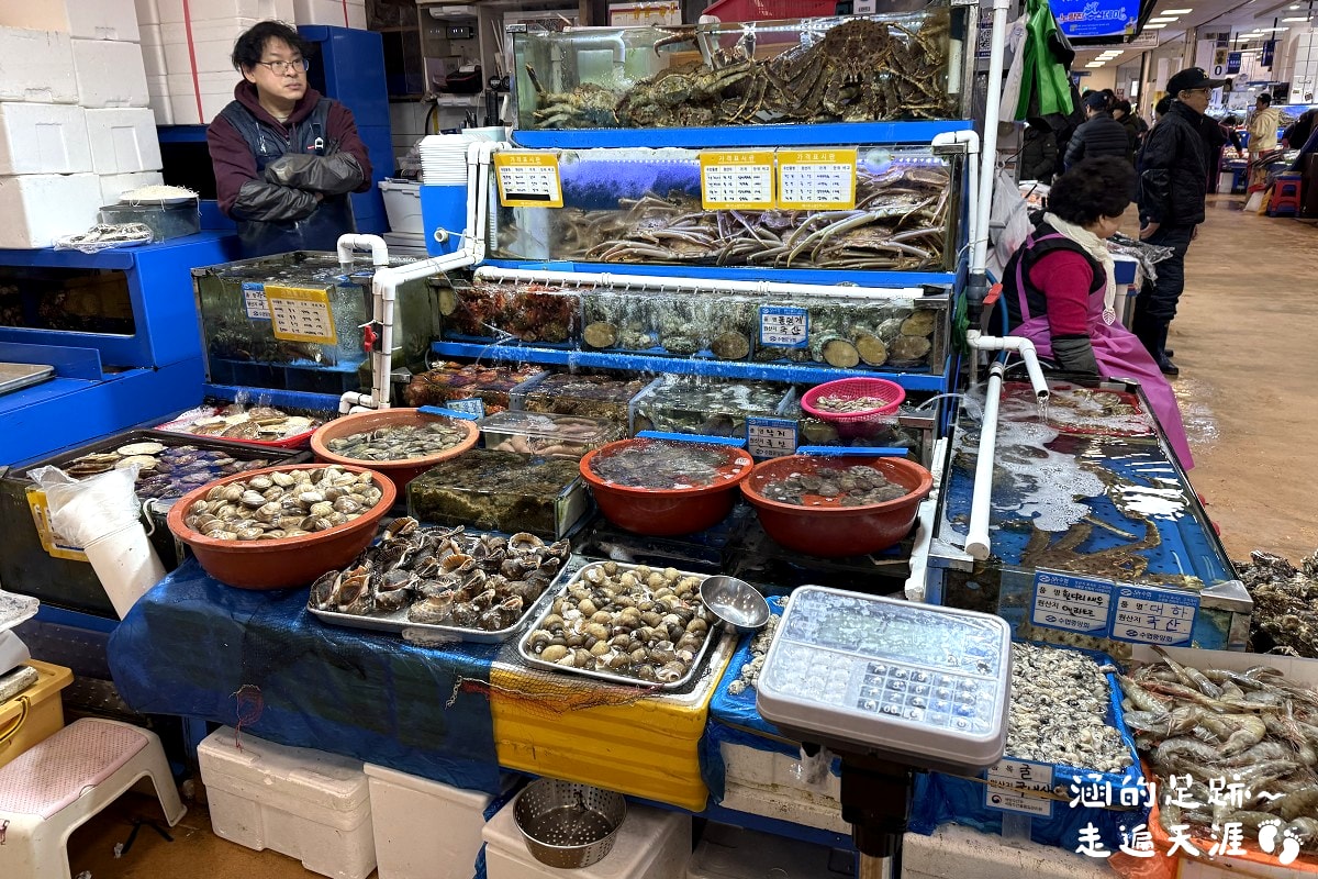 [韓國首爾] 鷺梁津水產市場 ~ 大吃活帝王蟹、松葉蟹、活章魚，一樓買海鮮，二樓代客料理，超鮮甜帝王蟹，首爾吃活海鮮的好地方