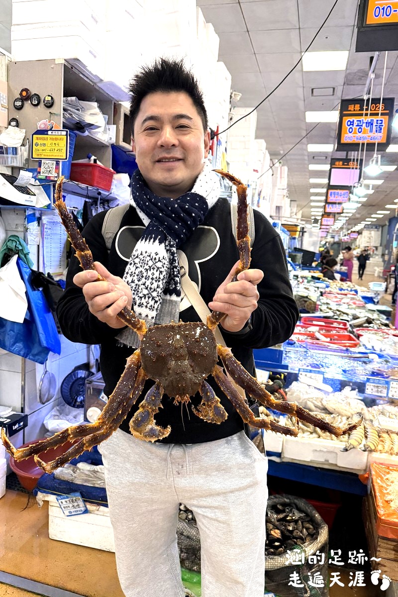 [韓國首爾] 鷺梁津水產市場 ~ 大吃活帝王蟹、松葉蟹、活章魚，一樓買海鮮，二樓代客料理，超鮮甜帝王蟹，首爾吃活海鮮的好地方