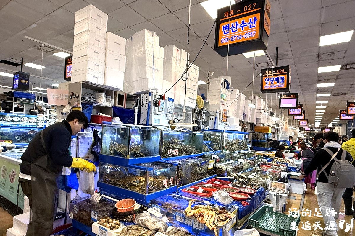[韓國首爾] 鷺梁津水產市場 ~ 大吃活帝王蟹、松葉蟹、活章魚，一樓買海鮮，二樓代客料理，超鮮甜帝王蟹，首爾吃活海鮮的好地方