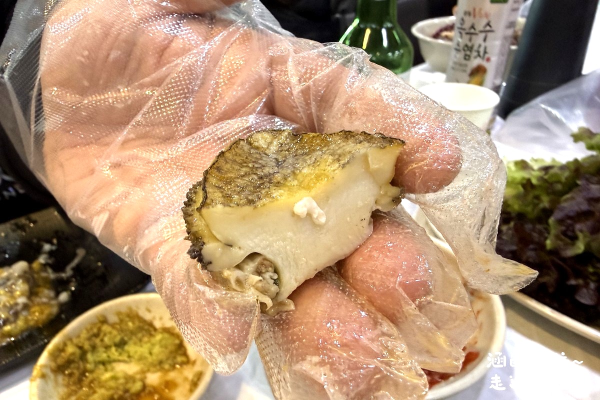 [韓國首爾] 鷺梁津水產市場 ~ 大吃活帝王蟹、松葉蟹、活章魚，一樓買海鮮，二樓代客料理，超鮮甜帝王蟹，首爾吃活海鮮的好地方