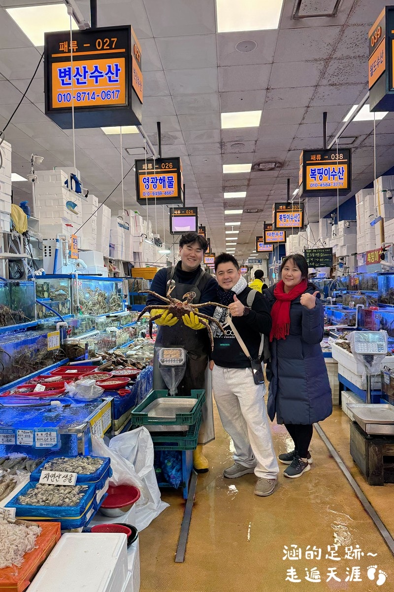[韓國首爾] 鷺梁津水產市場 ~ 大吃活帝王蟹、松葉蟹、活章魚，一樓買海鮮，二樓代客料理，超鮮甜帝王蟹，首爾吃活海鮮的好地方