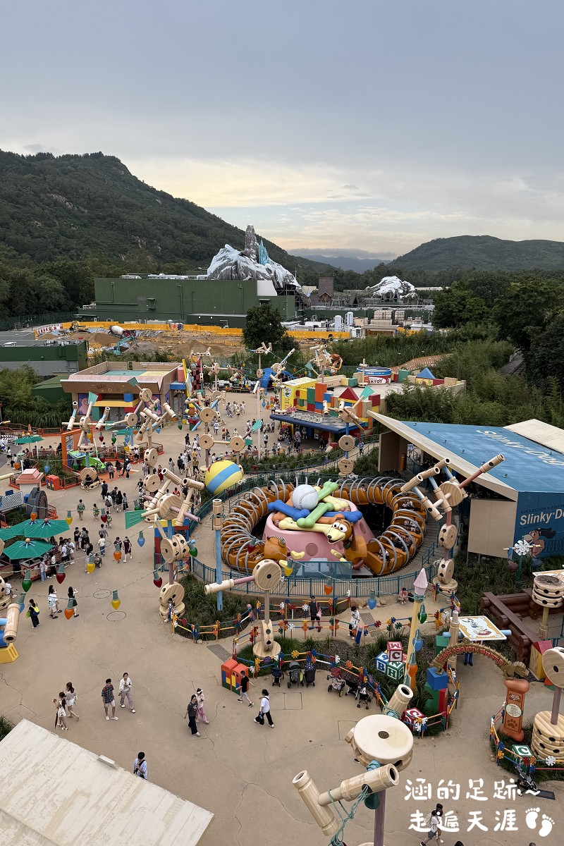 [香港] 香港迪士尼樂園 ~ 園區必玩設施、遊行、精彩迪士尼星夢光影之旅、餐廳、住宿，香港迪士尼攻略