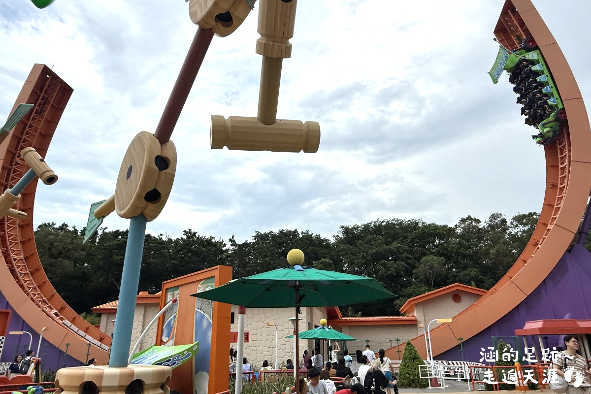 [香港] 香港迪士尼樂園 ~ 園區必玩設施、遊行、精彩迪士尼星夢光影之旅、餐廳、住宿，香港迪士尼攻略