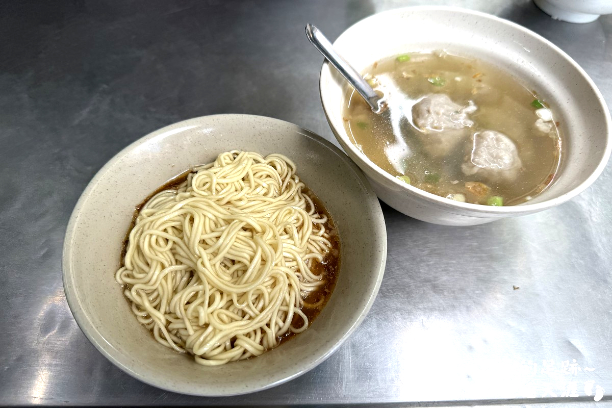 [宜蘭美食] 大貓扁食店 ~ 宜蘭在地80年老麵店，炸醬麵香濃順口，餛飩魚丸湯也不錯