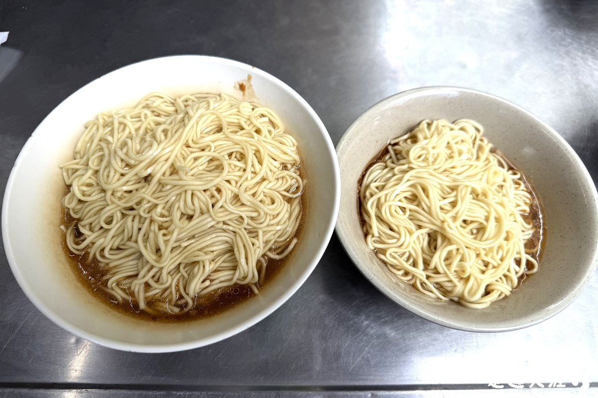[宜蘭美食] 大貓扁食店 ~ 宜蘭在地80年老麵店，炸醬麵香濃順口，餛飩魚丸湯也不錯